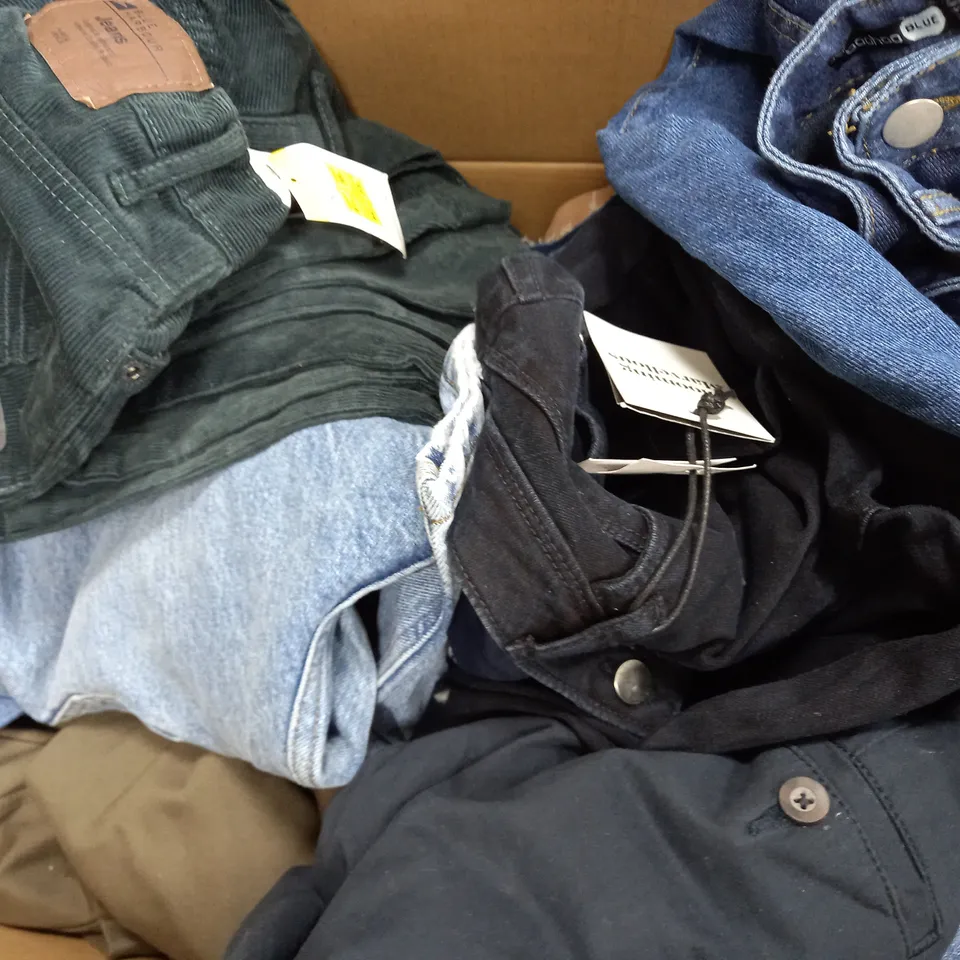 BOX OF APPROX 15 ASSORTED CLOTHING ITEMS TO INCLUDE - JEANS , BELT , JUMPER ETC