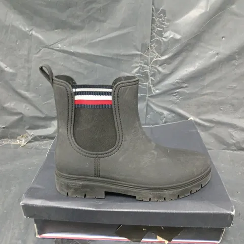 BOXED PAIR OF TOMMY HILFIGER CHELSEA BOOTS - UK SIZE 39