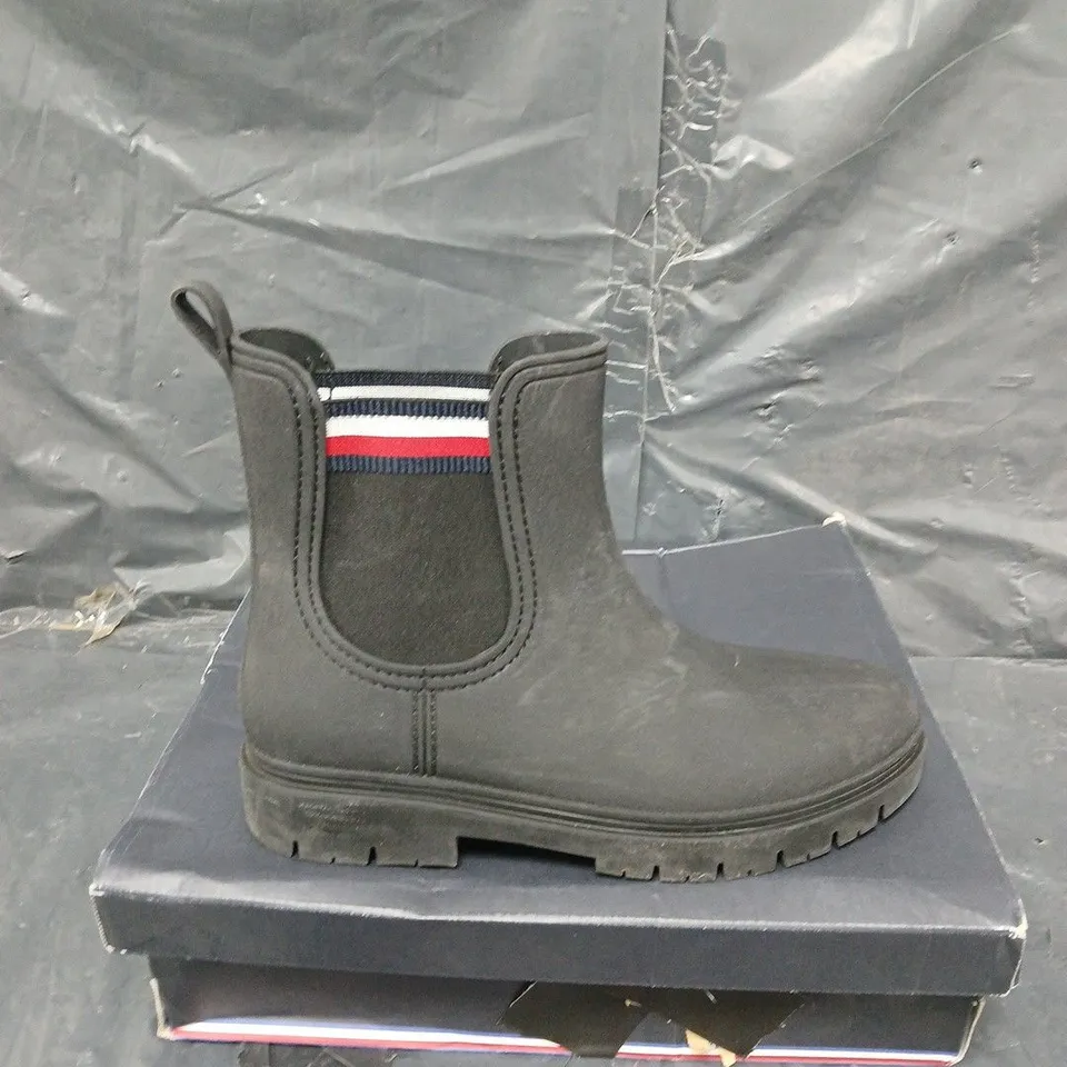 BOXED PAIR OF TOMMY HILFIGER CHELSEA BOOTS - UK SIZE 39