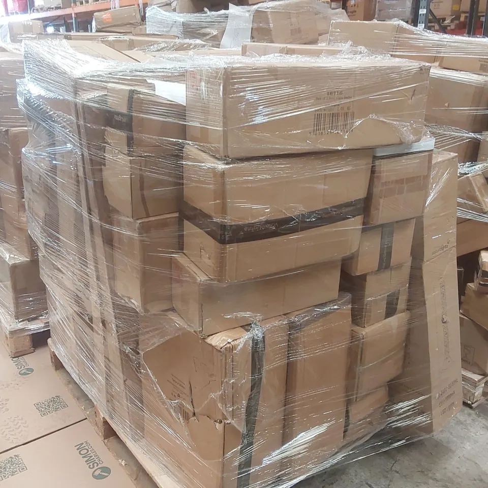 PALLET CONTAINING A VERY LARGE QUANTITY OF ASSORTED LIGHTING ITEMS
