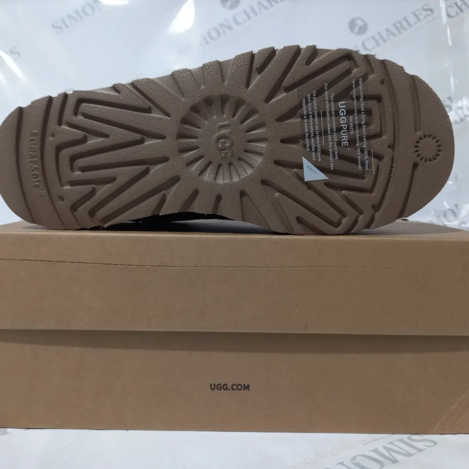 BOXED PAIR OF UGG WTAZZ SHOES IN TAN UK SIZE 4