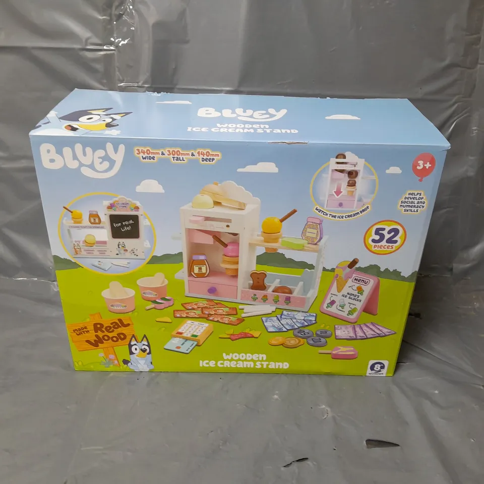 BLUEY WOODEN ICE CREA,M STAND  RRP £45