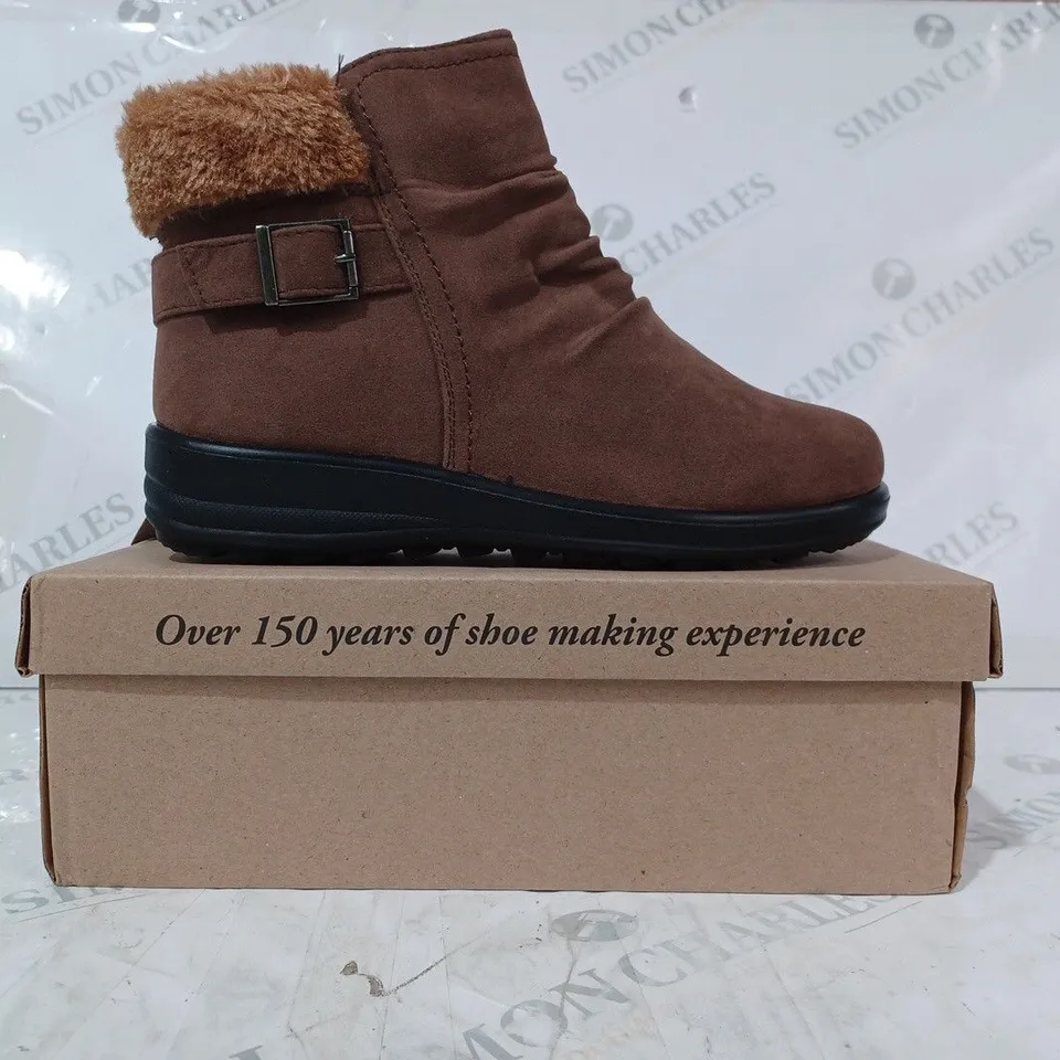 BOXED PAIR OF CUSHION-WALK FAUX FUR TRIM BUCKLE BOOTS IN BROWN SIZE 4