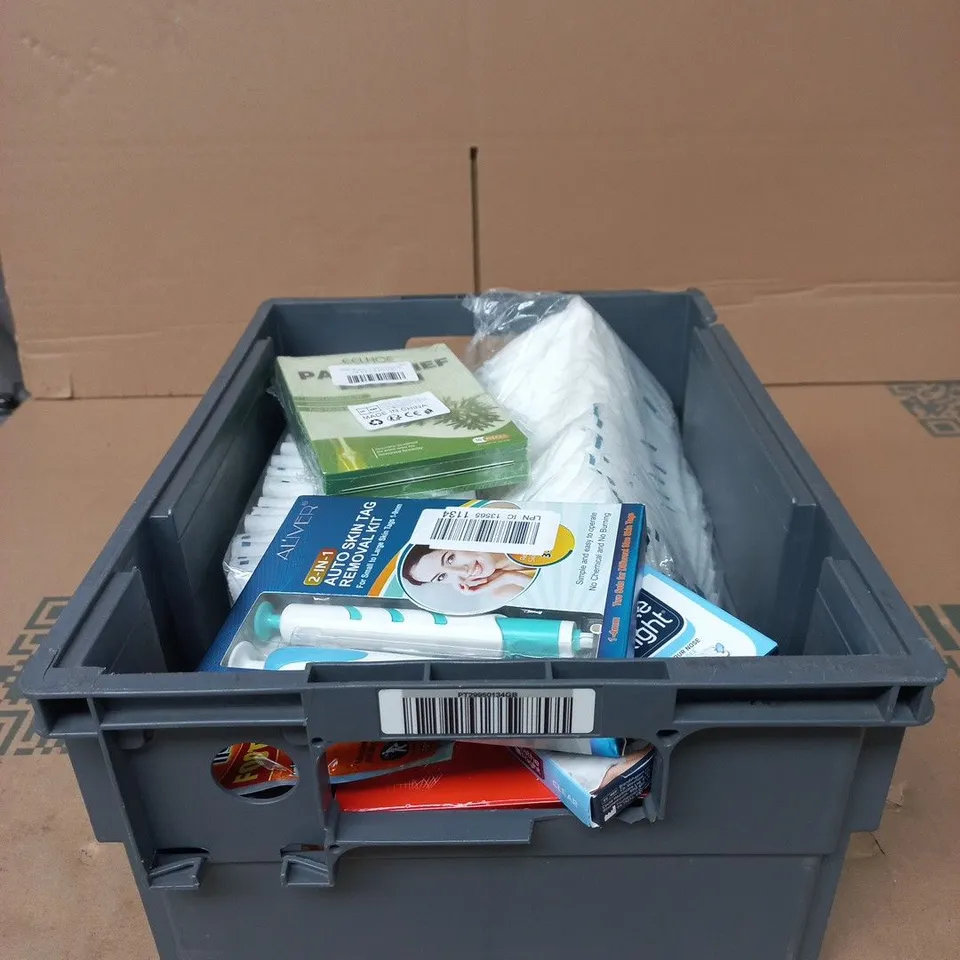 TOTE OF APPROXIMATELY 15 ASSORTED ITEMS TO INCLUDE COMPEED, DEEP HEAT, BREATHE RIGHT, SKIN TAG REMOVAL KIT ETC