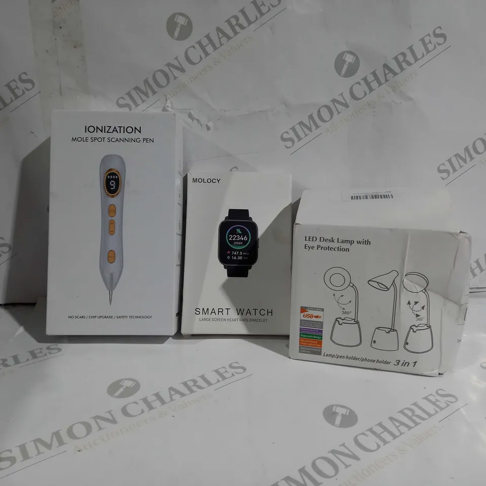 APPROXIMATELY 20 ASSORTED ITEMS TO INCLUDE MOLOCY SMARTWATCH, MOLE SPOT SCANNING PEN, DESK LAMP ETC. 