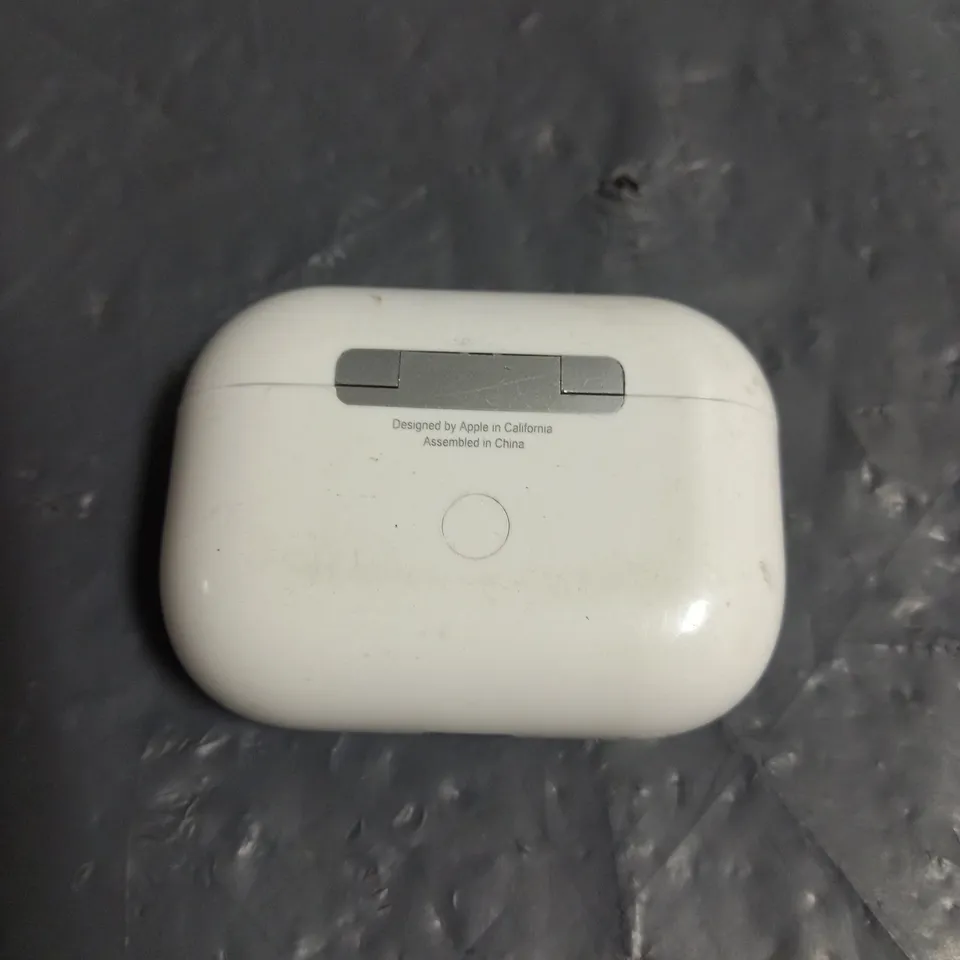 PAIR OF APPLE AIRPODS PRO 1ST GEN IN WHITE