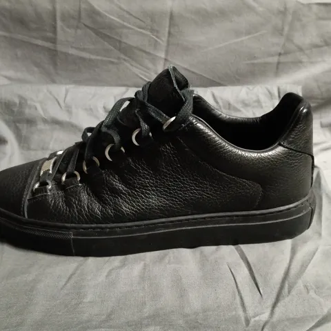 BALENCIAGA LEATHER TRAINER IN BLACK -  40