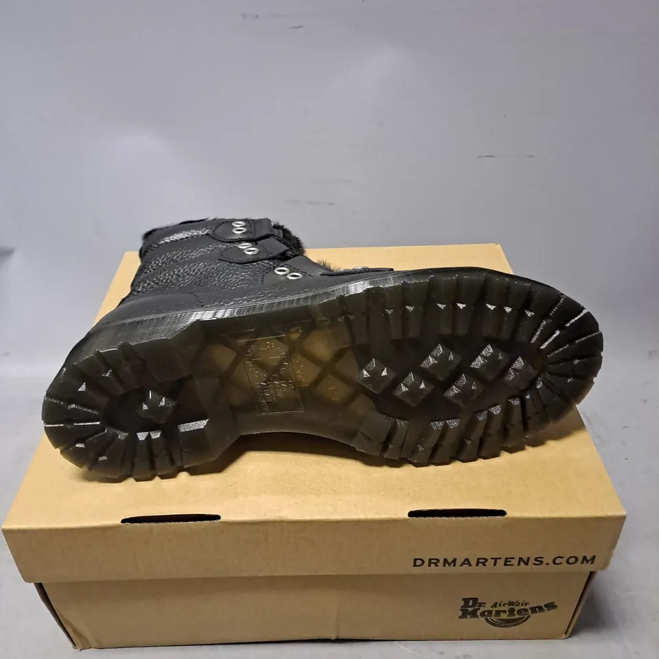 BOXED PAIR OF DR MARTENS WARMAIR LINED BOOT IN BLACK SIZE 7