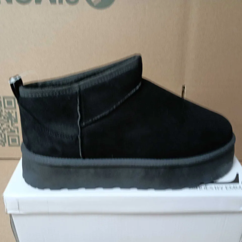 BOXED PAIR OF SHOES BY EMMA COLLEEN BLACK SLIP-ON ANKLE BOOTS – WOMEN'S UK 7 