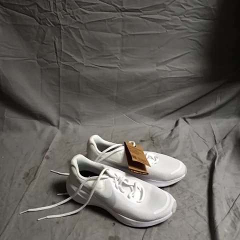 NIKE WHITE ATHLETIC SNEAKERS – UK 6.5