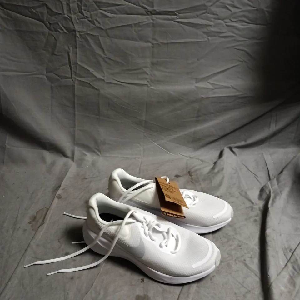 NIKE WHITE ATHLETIC SNEAKERS – UK 6.5