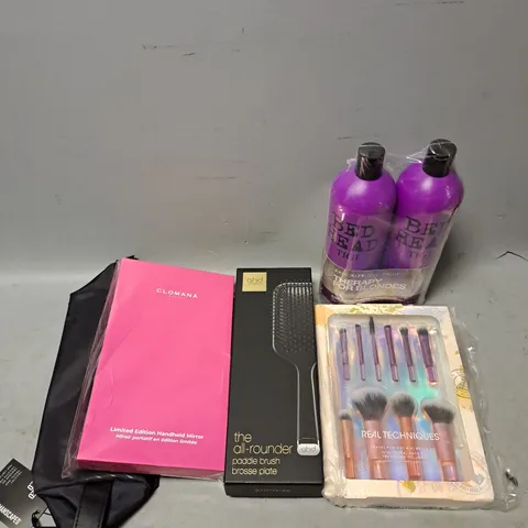 BOX OF APPROXIMATELY 15 ASSORTED COSMETIC ITEMS TO INCLUDE - MANSCAPED SHED 2.0 WASHBAG - REAL TECHNIQUES BRUSH SET - CLOMANA LIMITED EDITION HAND HELD MIRROR - ETC