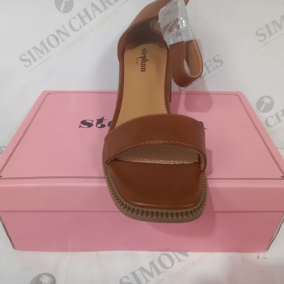 BOXED PAIR OF STEPHAN OPEN TOE LOW BLOCK HEEL SANDALS IN CAMEL EU SIZE 38