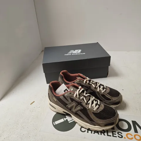 NEW BALANCE U7407LE TRAINERS – UK 7.5 (US 8 D)