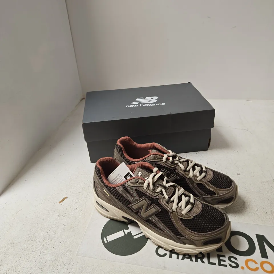NEW BALANCE U7407LE TRAINERS – UK 7.5 (US 8 D)