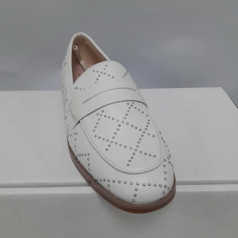 BOXED MODA IN PELLE STUD LOAFERS IN CREAME SIZE 6 