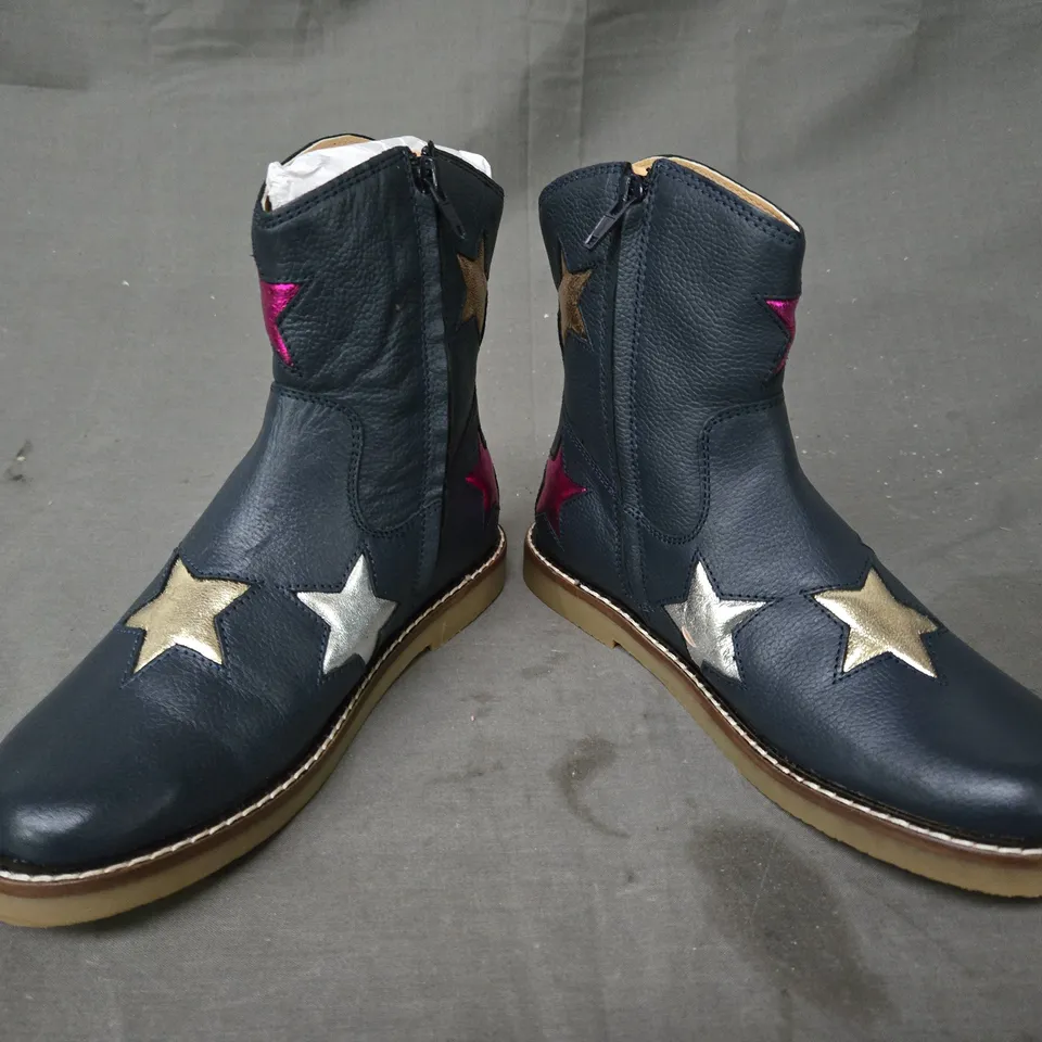 BOXED PAIR OF MINI BODEN ANKLE BOOTS IN NAVY W. MULTICOLOURED STARS EU SIZE 33