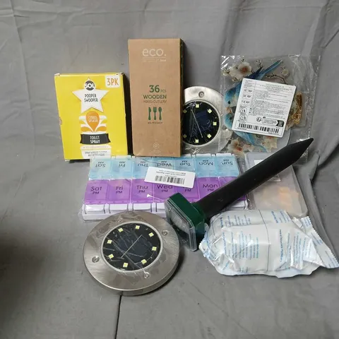 APPROXIMATELY 15 ASSORTED HOUSEHOLD ITEMS TO INCLUDE WOODEN CUTLERY, PILL CASE, SOLAR LIGHT, ETC