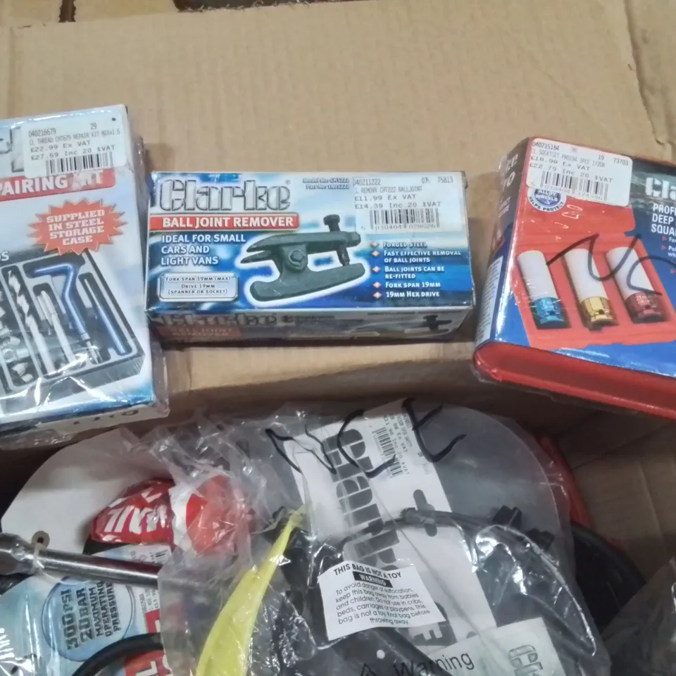 MIXED BOX OF TOOLS TO INCLUDE: NO.4 JACK PLANE, PROFESSIONAL RUBBER AIR HOSE, EXPENDABLE GARDEN HOSE, THREAD REPAIRING KIT ECT.