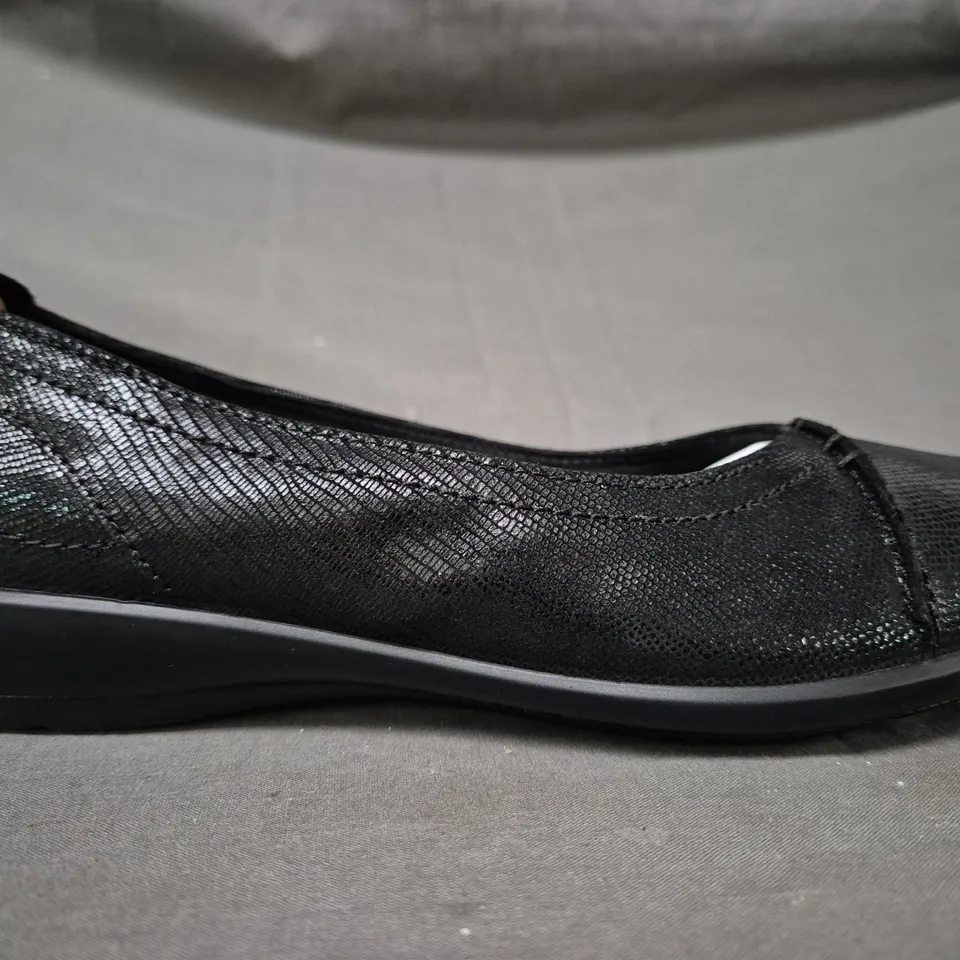 BOXED PAIR OF HOTTER ROBYN II WIDE SHOES IN BLACK LIZARD UK SIZE 4