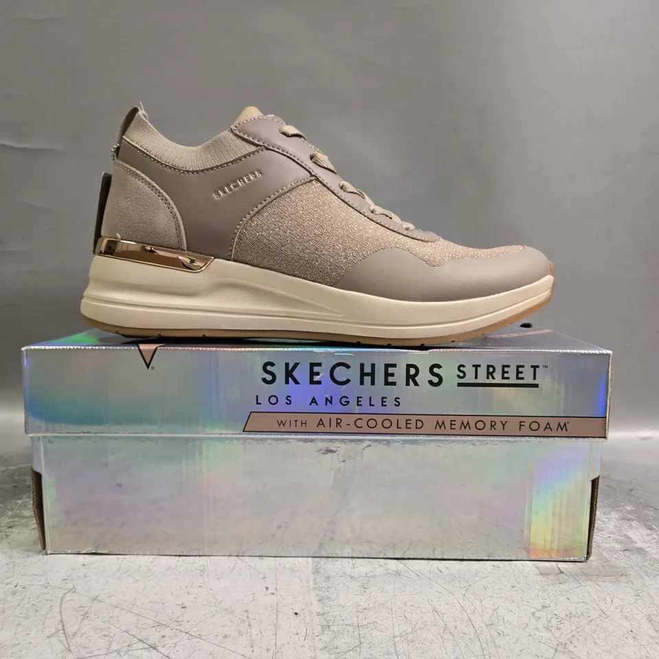 BOXED PAIR OF SKECHERS SHOES IN TAUPE W. GLITTER EFFECT SIZE UK 8