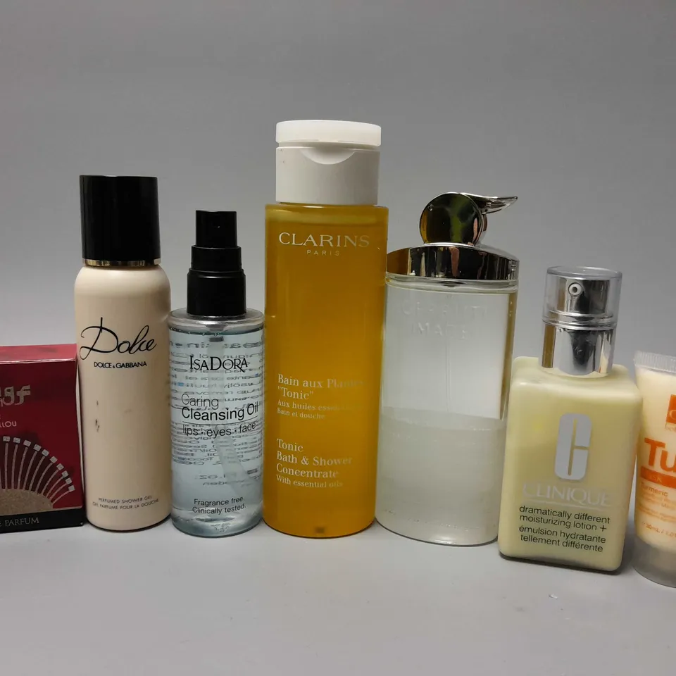 APPROXIMATELY 7 ASSORTED LOOSE HEALTH AND BEAUTY PRODUCTS TO INCLUDE CLARINS TONIC BATH & SHOWER CONCENTRATE (200ml), ISADORA CARING CLEANSING OIL (100ml), DOLCE & GABANA PERFUMED SHOWER GEL (100ml)