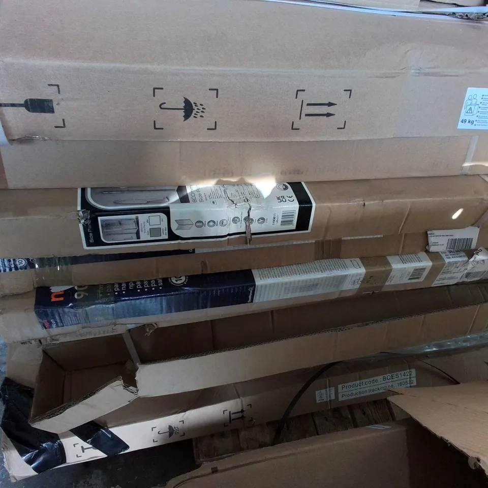 PALLET OF ASSORTED BATHROOM FITTING ITEMS TO INCLUDE SIDE AND FIXED PANELS AND BELOW SLIDING DOORS