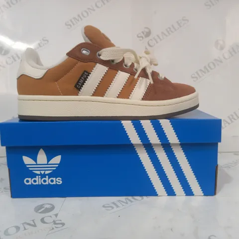 BOXED PAIR OF ADIDAS CAMPUS 00S SHOES IN TAN/WHITE UK SIZE 5