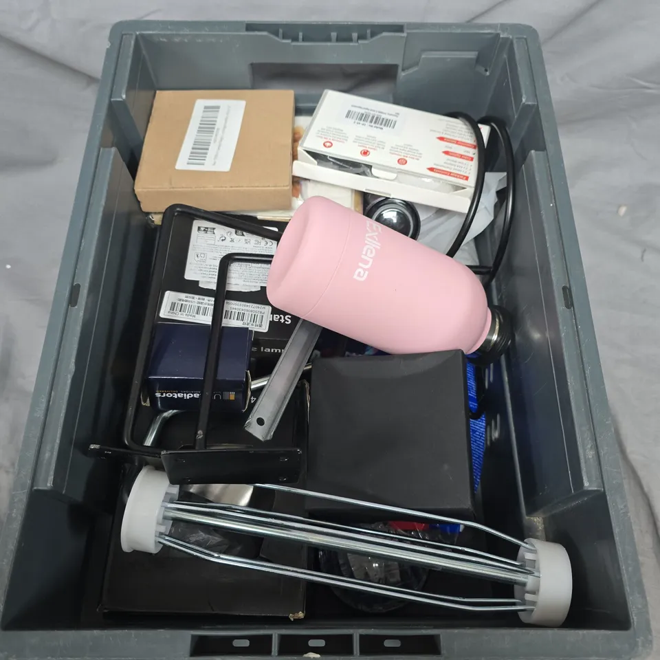 APPROXIMATELY 15 ASSORTED HOUSEHOLD ITEMS TO INCLUDE PAINT BRUSHES , COFFEE MUGS , ETC 