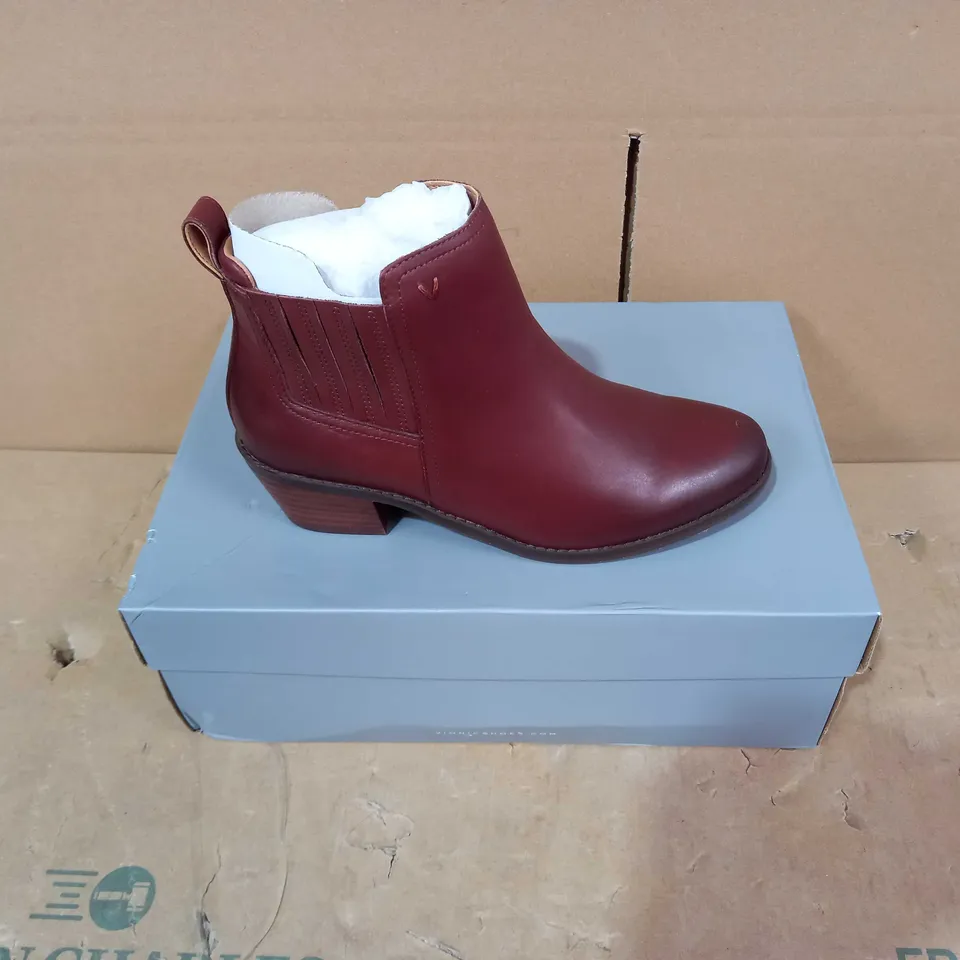 BOXED PAIR OF VIONIC BOOTS - SIZE 4