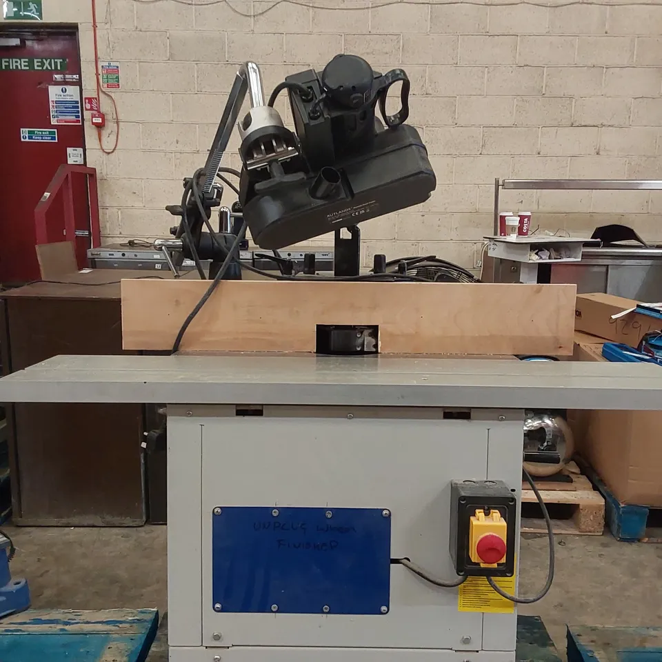 CHARNWOOD W040 SPINDLE MOULDER WITH RUTLANDS PREMIUM POWER FEEDER