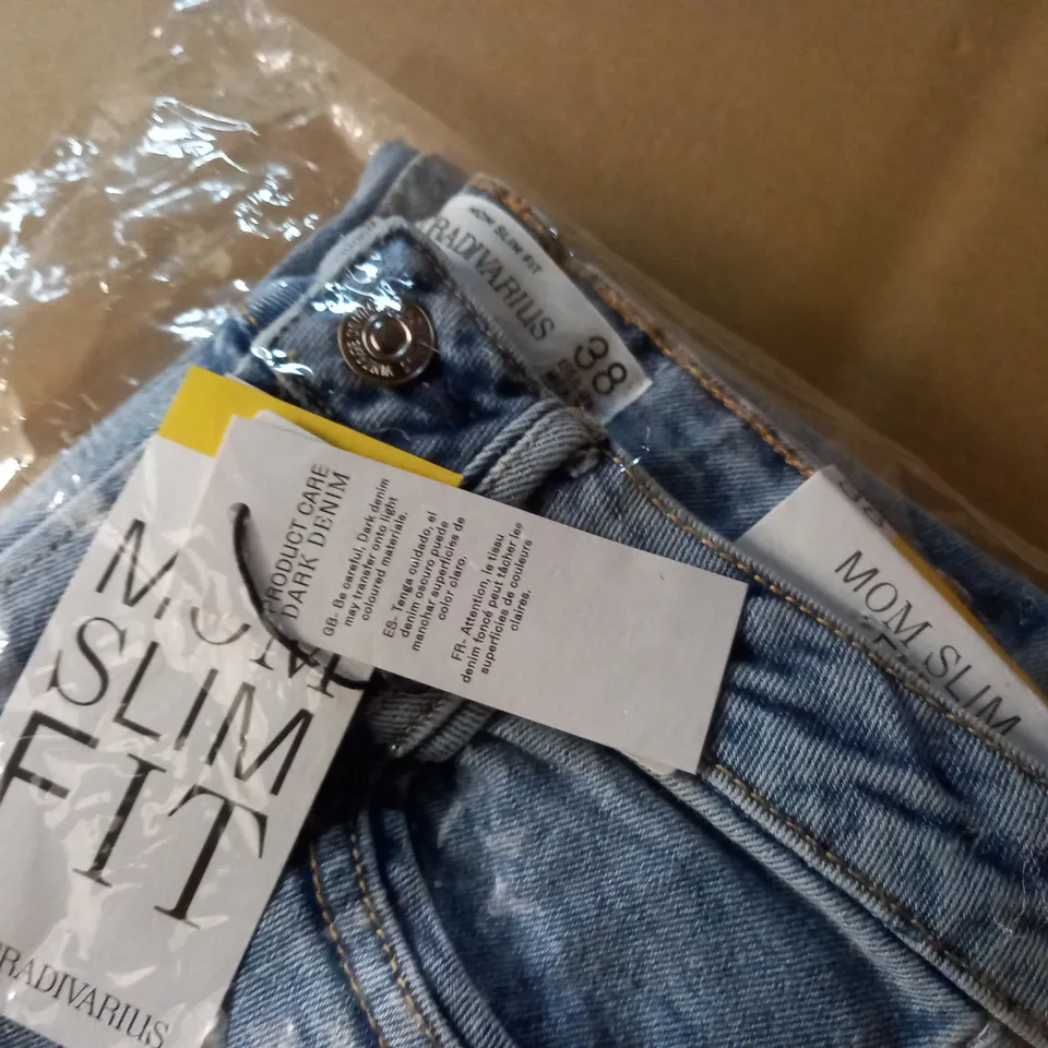 BAGGED STRADIVARIUS MOM SLIM FIT JEANS - UK 10