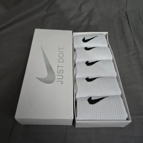 NIKE WHITE SOCKS SIZE UNSPECIFIED 