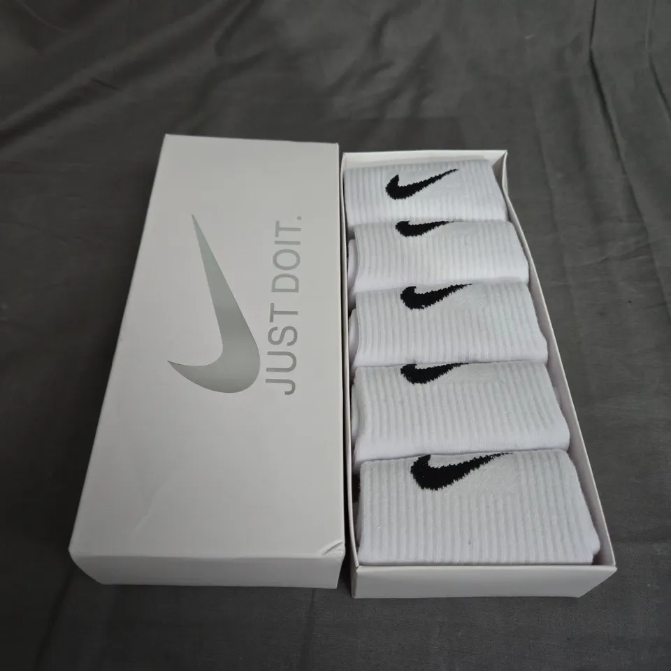 NIKE WHITE SOCKS SIZE UNSPECIFIED 