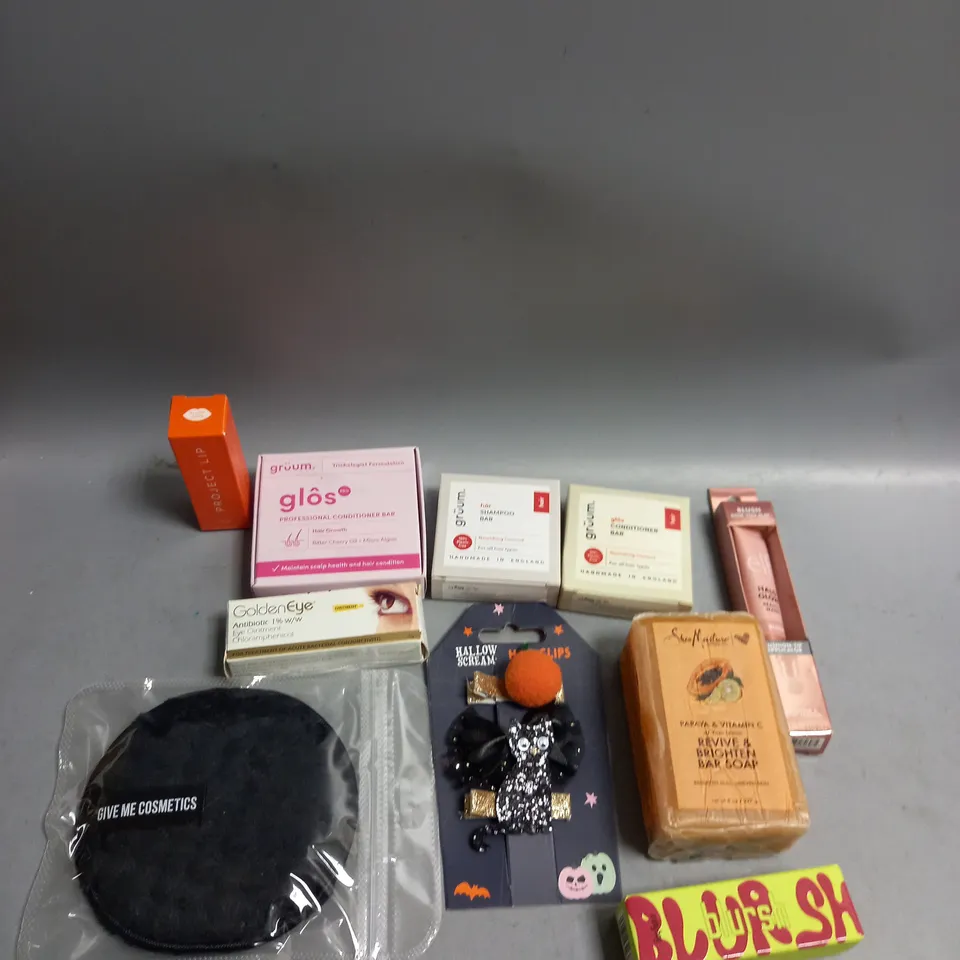 BOX OF APPROXIMATELY 20 COSMETIC ITEMS TO INCLUDE - MADE BY MITCHELL BLURSH - ELF HALO GLOW BLUSH - HALLOWEEN HAIR CLIPS - ETC 