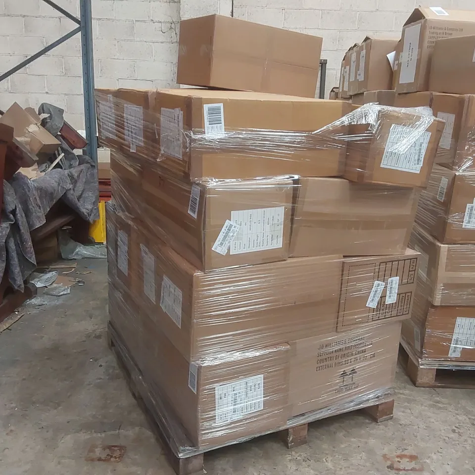 PALLET CONTAINING APPROXIMATELY 220x ASSORTED BRAND NEW DESIGNER SHOES INCLUDING: SIMPLY BE SHOES/SANDALS ECT