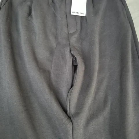 BERSHKA JOGGERS IN BLACK SIZE MEDIUM