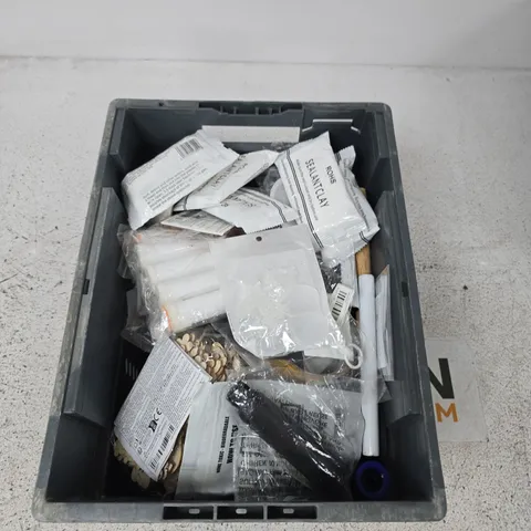 BOX CONTAINING A MIX OF APPROXIMATELY 15 ASSORTED ITEMS INCLUDING SEALANT CLAY, WOODEN CHRISTMAS DECORATIONS, METAL PARTS ETC. 
