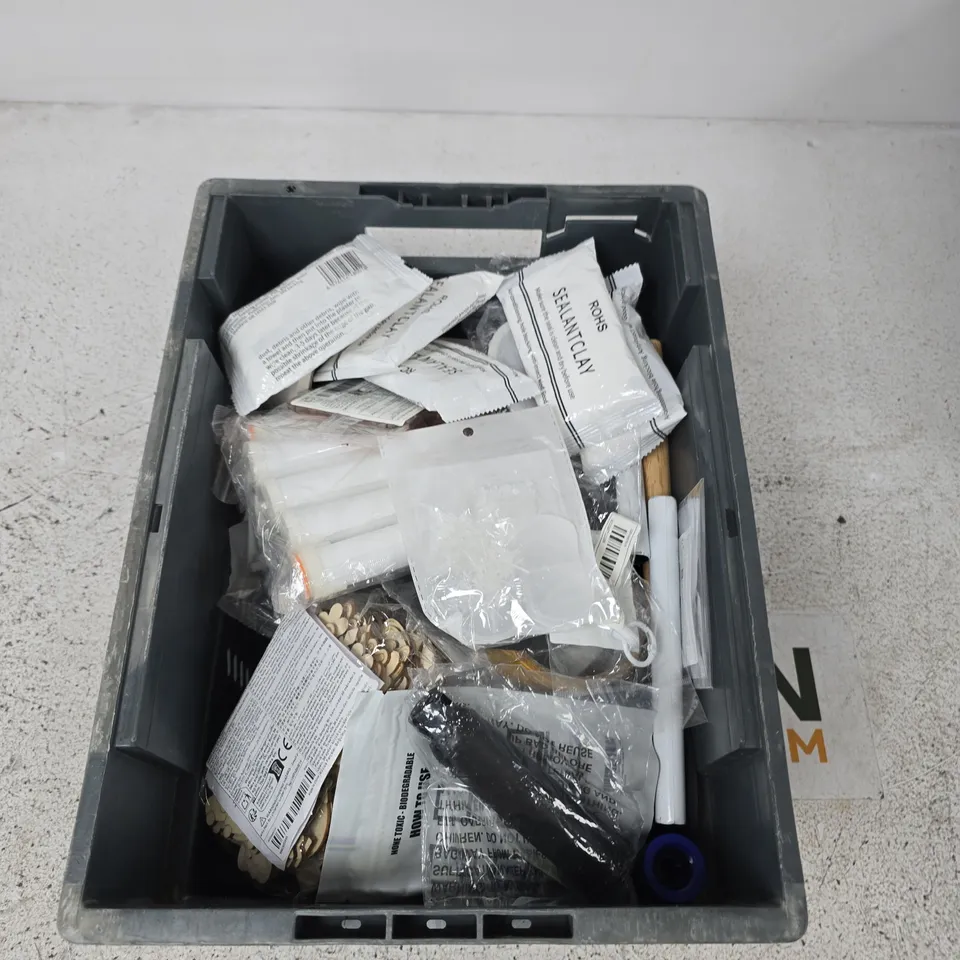 BOX CONTAINING A MIX OF APPROXIMATELY 15 ASSORTED ITEMS INCLUDING SEALANT CLAY, WOODEN CHRISTMAS DECORATIONS, METAL PARTS ETC. 