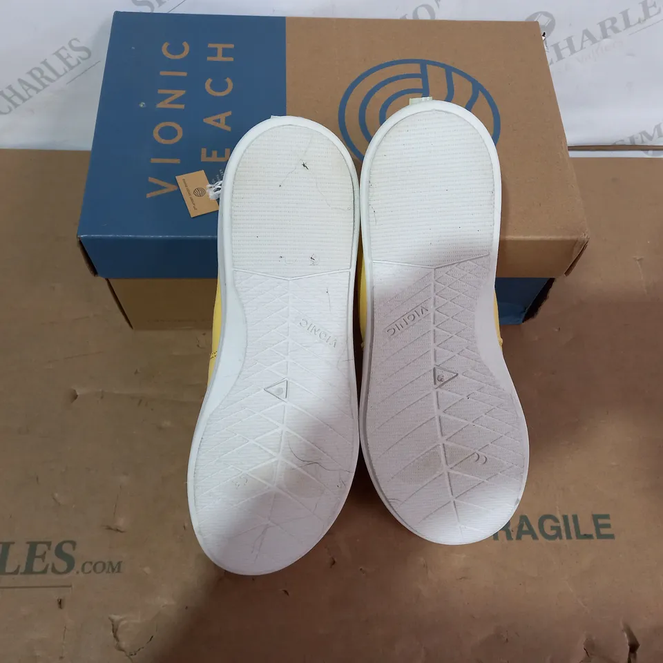 BOXED PAIR OF VIONIC BEACH SHOES - SIZE 6