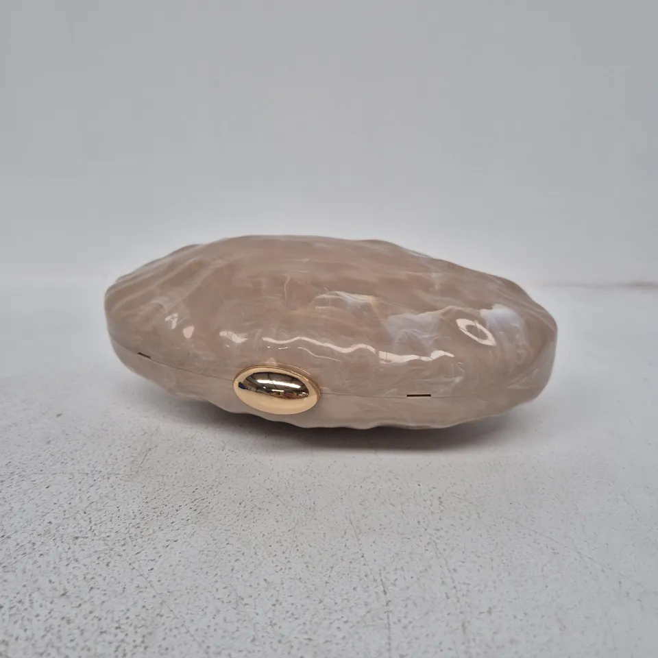 BLUSH BEIGE SHELL CLUTCH BAG WITH GOLD-TONE OVAL CLASP AND CHAIN STRAP