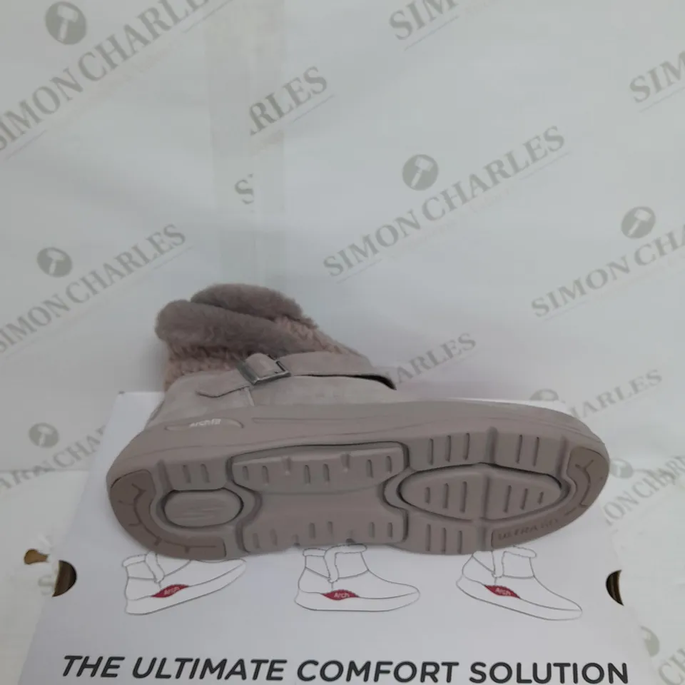 UNBOXED SKETCHERS ARCHFIT LINED FUR BOOTS SIZE 7