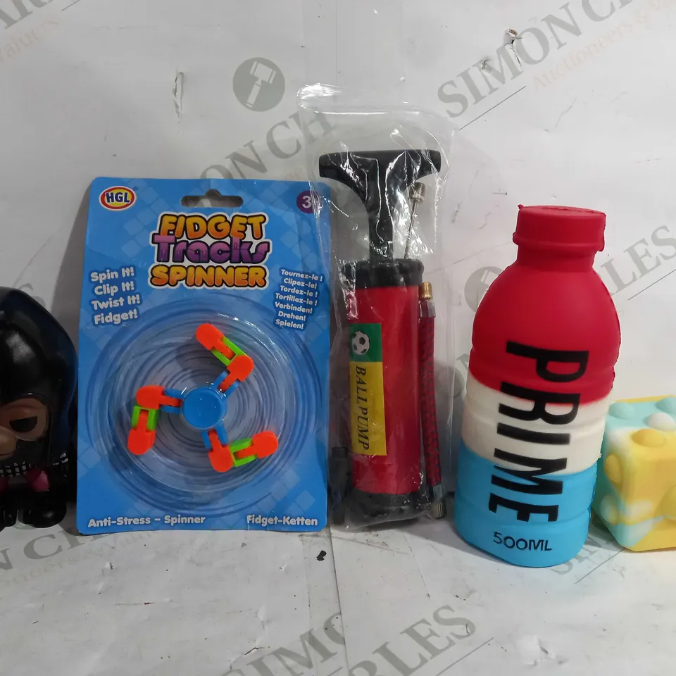 BOX OF APPROX 25 ASSORTED TOYS TO INCLUDE - HGL FIDGET TRACKS SPINNER - FOOTBALL PUMP - PRIME SQUSHIE TOY ECT