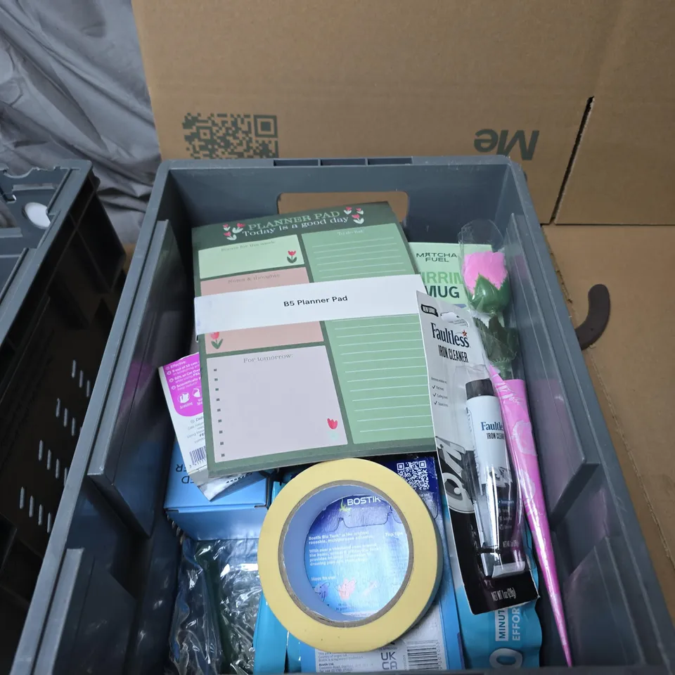 TOTE OF APPROXIMATELY 15 ASSORTED ITEMS TO INCLUDE: HORSESHOE