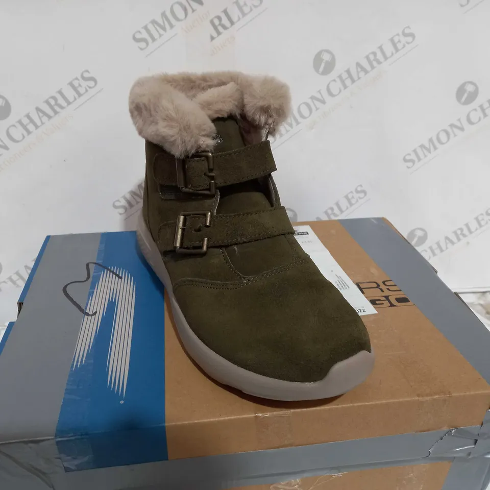 SKETCHERS ON THE GO BOOTS SIZE 4.5