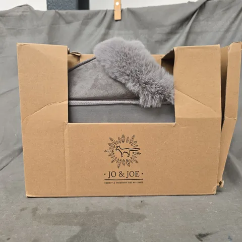 BOXED PAIR OF JO & JOE ERIN SLIPPERS IN GREY SIZE 6