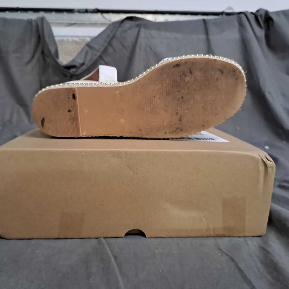 V BY VERY WEDGE SANDALS WHITE SIZE 5