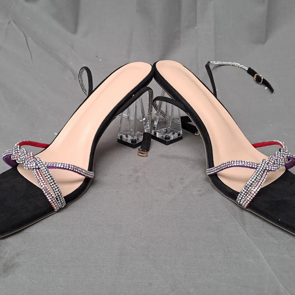 BOXED PAIR OF DESIGNER OPEN TOE CLEAR BLOCK HEEL SANDALS IN BLACK W. JEWEL EFFECT EU SIZE 41