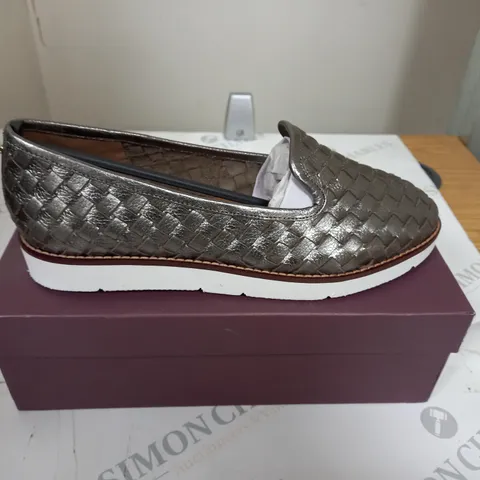 BOXED CARVELA FLAT LEATHER SHOES SIZE 39