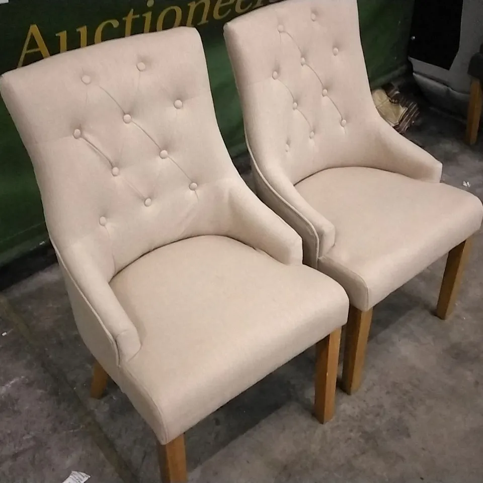 SET OF 2 BEIGE FABRIC BUTTONBACK DINING CHAIRS WITH ARM REST AND WOODEN LEGS 